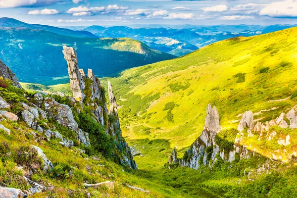 Groene Bergen Grasvallei Grote Rotsen — Stockfoto