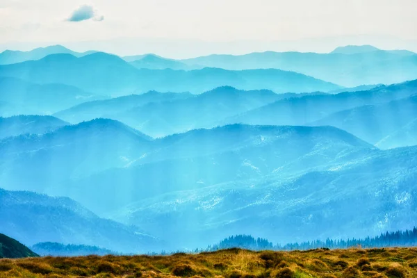 Μπλε Βουνά Κορυφή Τοπίο Της Φύσης Ομίχλη Και Ομίχλη — Φωτογραφία Αρχείου