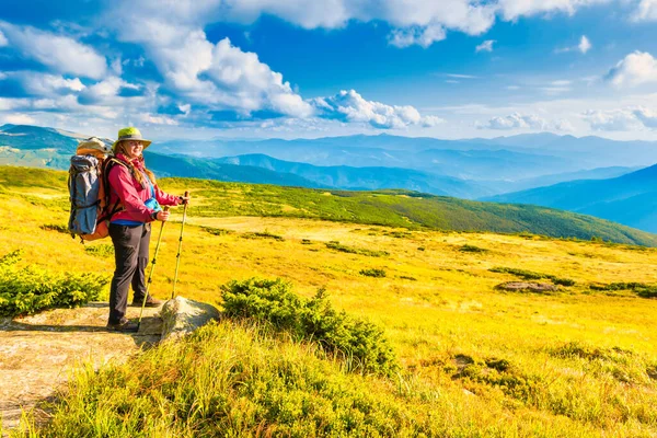 快乐的女旅行家 背着背包看山景 — 图库照片