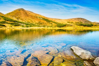 Dağlı mavi göl ve su yansıması, vahşi mavi gölü olan dağ manzarası.
