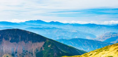 Dağlar manzaralı mavi dağ ve tepeler