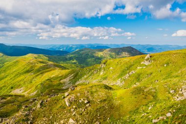Yeşil dağlar ve tepeler mavi gökyüzü, dağlardaki vadi manzarası