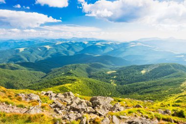 Yeşil dağlar ve tepeler mavi gökyüzü, dağlardaki vadi manzarası