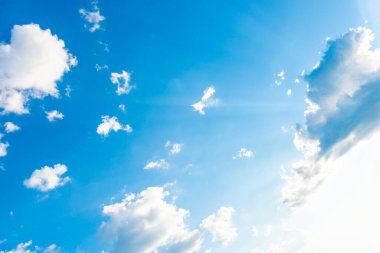 Mavi gökyüzü ve bulutlar, mavi gökyüzünde beyaz bulutlar arkaplan manzarası