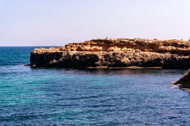 Deniz manzarası ve kayalıklarla