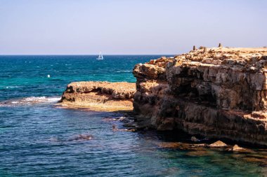 Deniz manzarası ve kayalıklarla