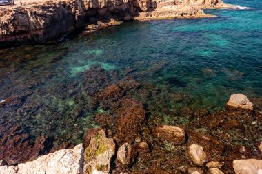 Deniz manzarası ve kayalıklarla