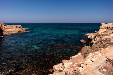 Deniz manzarası ve kayalıklarla