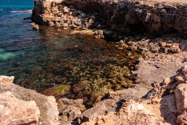 Deniz manzarası ve kayalıklarla