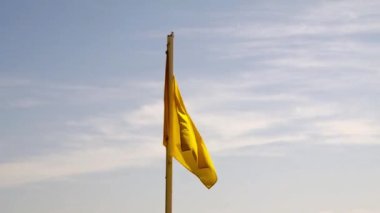 Emanet bayrağı sarı İspanya esintiyle üfleme