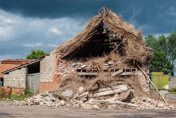 Sturm beschädigte Scheune — Stockfoto