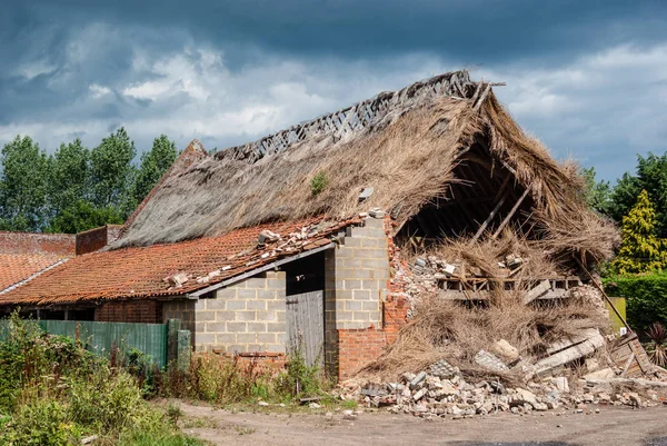 Буря пошкоджені сарай — стокове фото