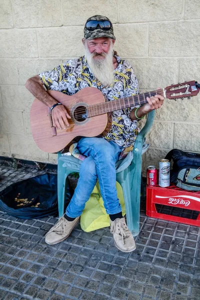 Torrevieja Spanje Sept 2018 Merlin Busking Met Gitaar Buiten Carrefour — Stockfoto