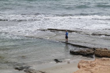 Torrevieja, İspanya - 05 Ekim 2018: Horadada yakınındaki kıyıdan balık tutma plaj