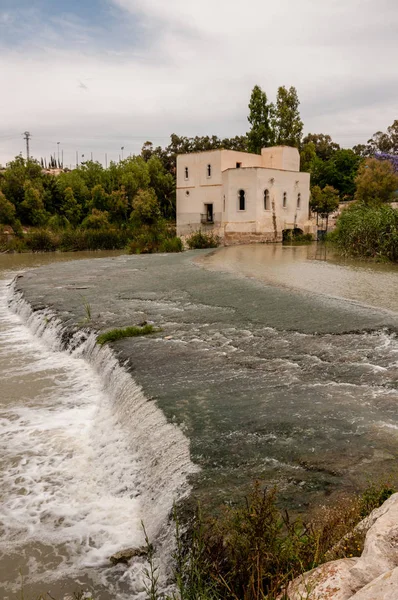 Παλιά εγκαταλελειμμένα μηχανοκίνητη αντλία νερού — Φωτογραφία Αρχείου