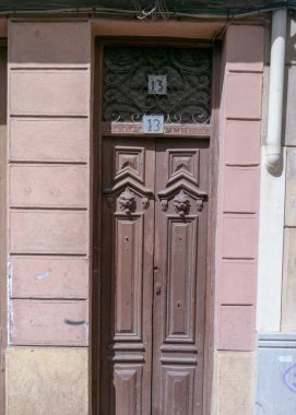 Numaralı 13 kapı yolu