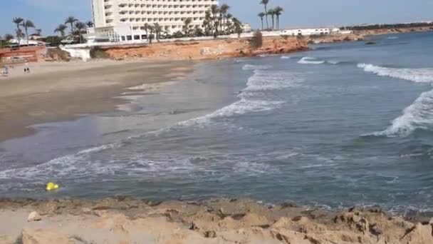 Olas golpeando la orilla — Vídeo de stock