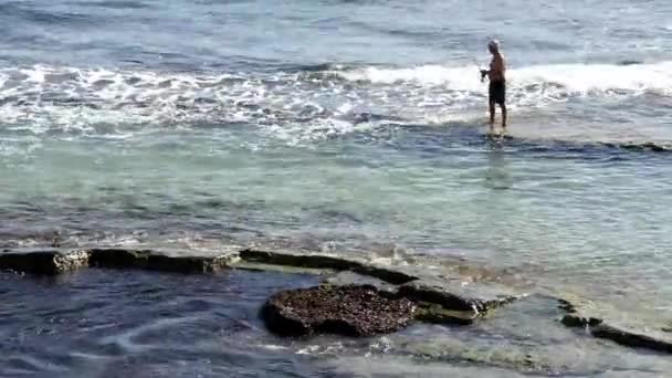 Pesca desde la playa — Vídeos de Stock