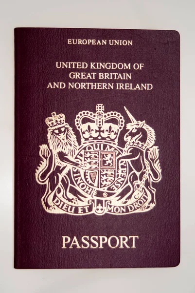 Pasaporte del Reino Unido en rojo — Foto de Stock