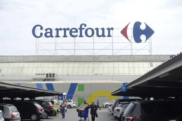 Гипермаркет Carrefour Торревьеха — стоковое фото