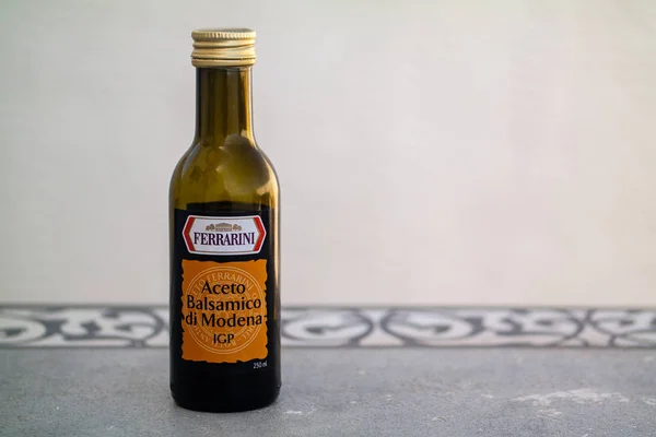 Botella de vinagre balsámico —  Fotos de Stock