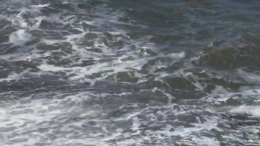 Dalgalar kıyıya karşı