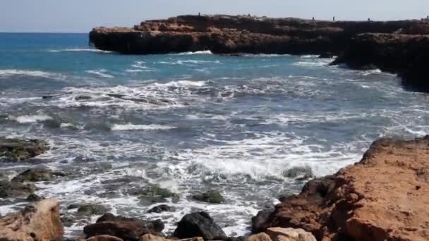 Les vagues encerclent la côte — Video