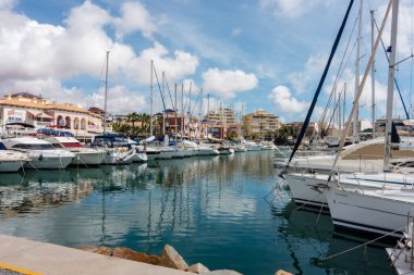 Yat limanında yelkenli.