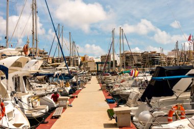 Yat limanında yelkenli.