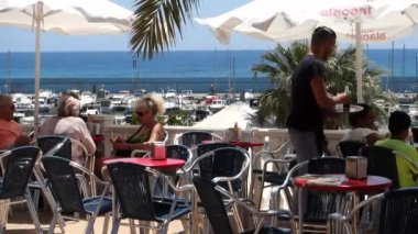 Garson içki servisi yapıyor