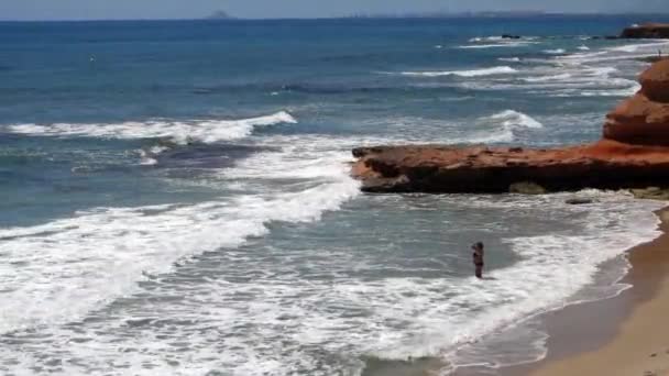 Femme seule sur la plage — Video
