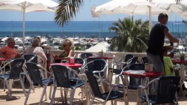 Garson içki servisi yapıyor