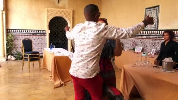 Пара танцев в Испании — стоковое видео