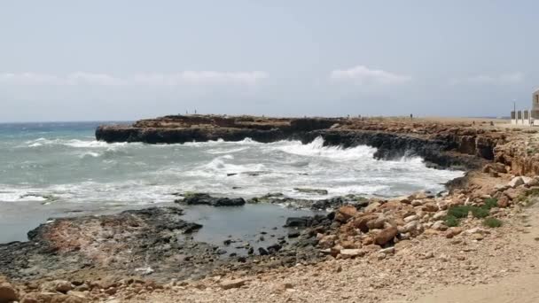 Las olas golpean la orilla — Vídeos de Stock