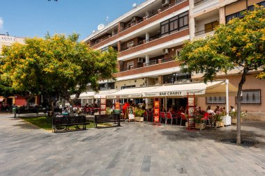 Bar'da yiyip içen insanlar