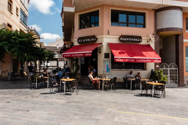 Gente comiendo y bebiendo en el bar — Foto de Stock