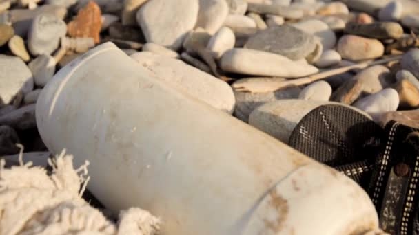 Rifiuti bottiglia spiaggia — Video Stock