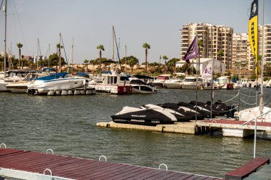 marina tekneler yatlar