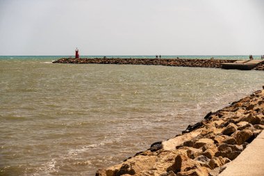 Plaj kayalar ve deniz