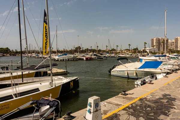 marina tekneler yatlar