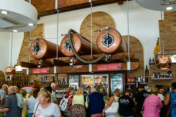 Tanques de cerveza en la cafetería — Foto de Stock