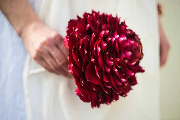 Rosa Roja Como Ramo Creativo Nupcial Decorado Con Perlas —  Fotos de Stock