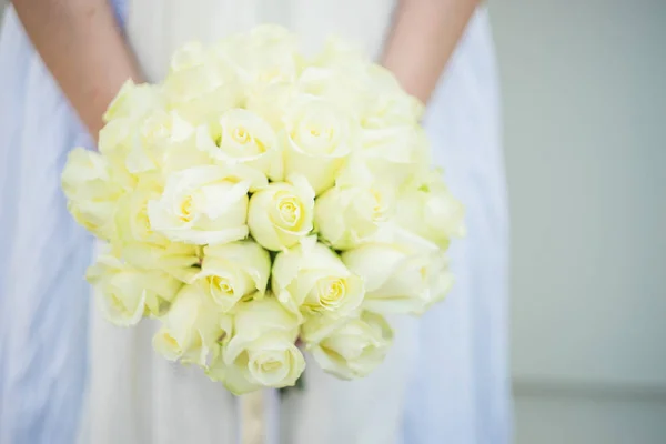 Belo Buquê Noiva Com Rosas Brancas — Fotografia de Stock