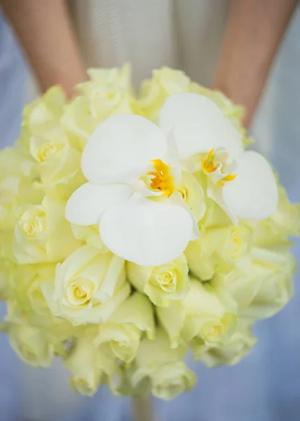 Beau Bouquet Mariée Avec Des Roses Blanches — Photo