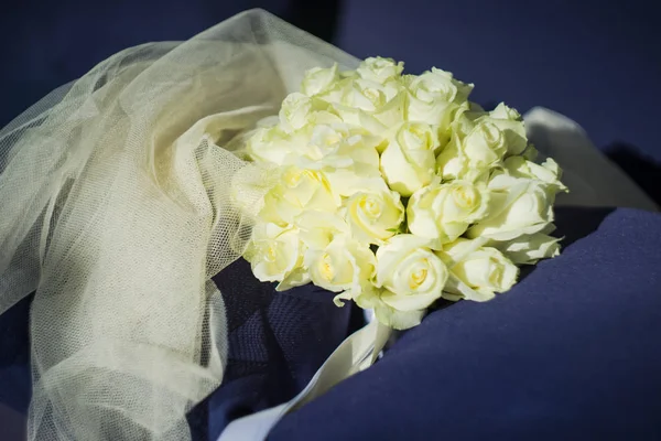 Прекрасный Свадебный Букет Белыми Розами — стоковое фото