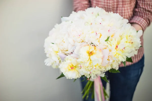 Schöner Brautstrauß Mit Weißen Pfingstrosenblüten — Stockfoto
