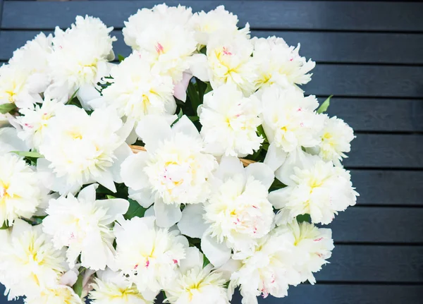 Rustieke Busket Met Prachtige Witte Pioen Bloemen — Stockfoto