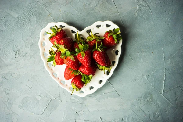 Herzförmige Schale Mit Frischen Bio Erdbeeren Minzkraut Und Sahne Als — Stockfoto