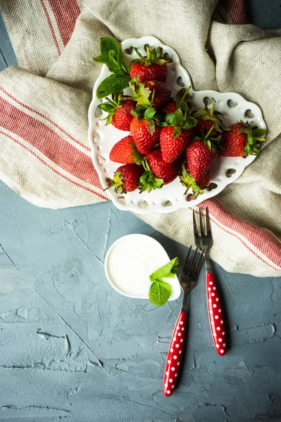 Hartvormige Kom Met Verse Biologische Aardbei Mint Kruid Amd Crème — Stockfoto