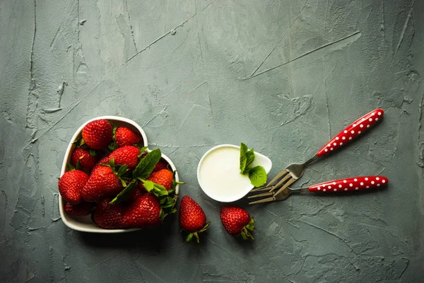 新鮮な有機イチゴ ミント ハーブ Amd 健康食品のコンセプトとしてクリームをハート型ボウル — ストック写真